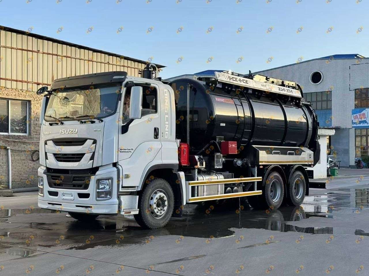 Ассенизационная машина ISUZU VC66 тяжёлый грузовик 6×4 (3 осный)